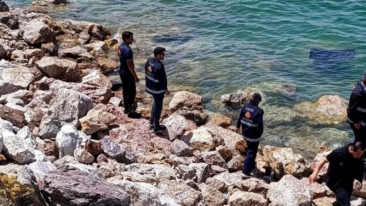 Aracıyla Van G&ouml;l&uuml;'ne d&uuml;şm&uuml;şt&uuml;! Yaralı olarak kurtarıldı...