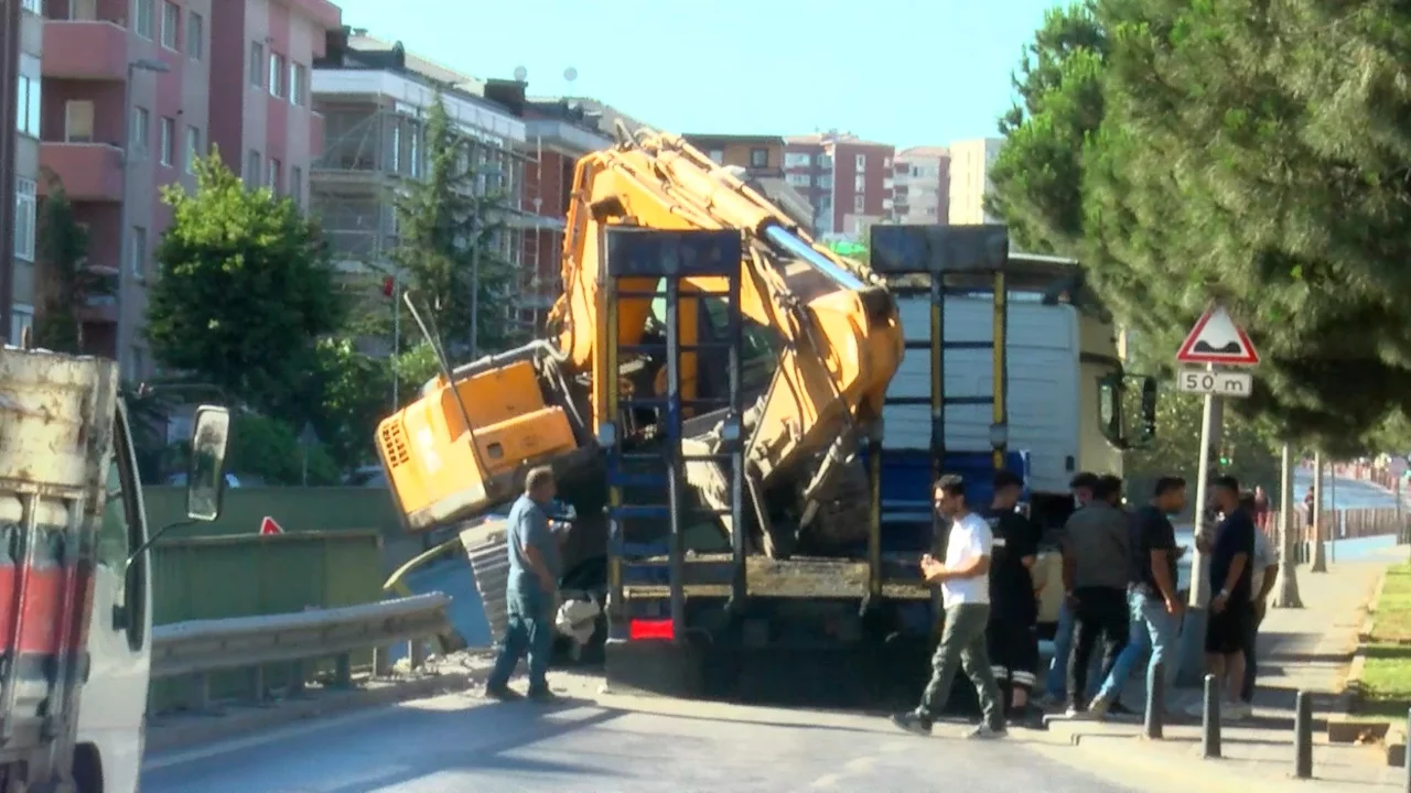 Tırın üzerindeki kepçe devrildi, cadde trafiğe kapatıldı...