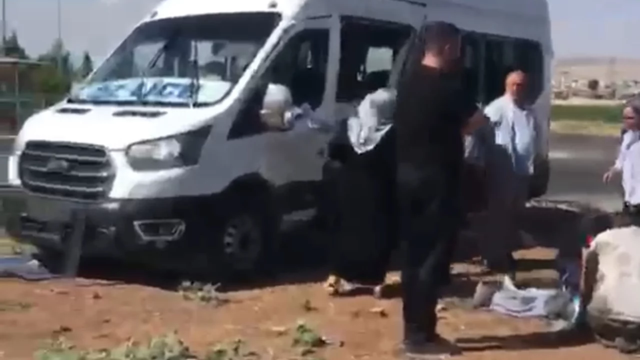 Batman'da yolcu minib&uuml;s&uuml; ile para nakil minib&uuml;s&uuml; &ccedil;arpıştı: &Ccedil;ok sayıda yaralı var...