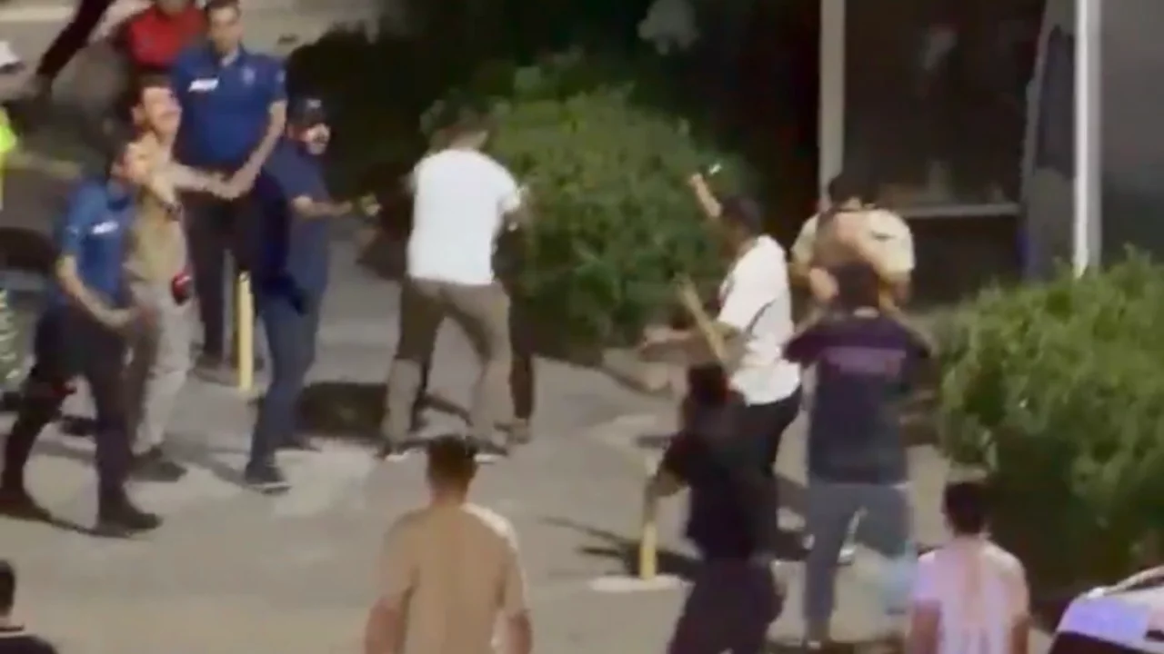 Kavga eden şahısların yakınları hastanede birbirlerine girdiler!