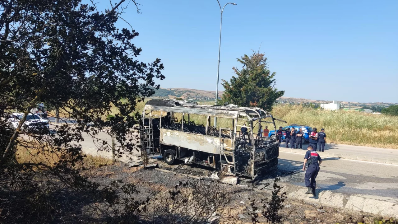 Bursa'da korku dolu anlar kamerada! Seyir halindeki servis aracı alevler içinde kaldı...