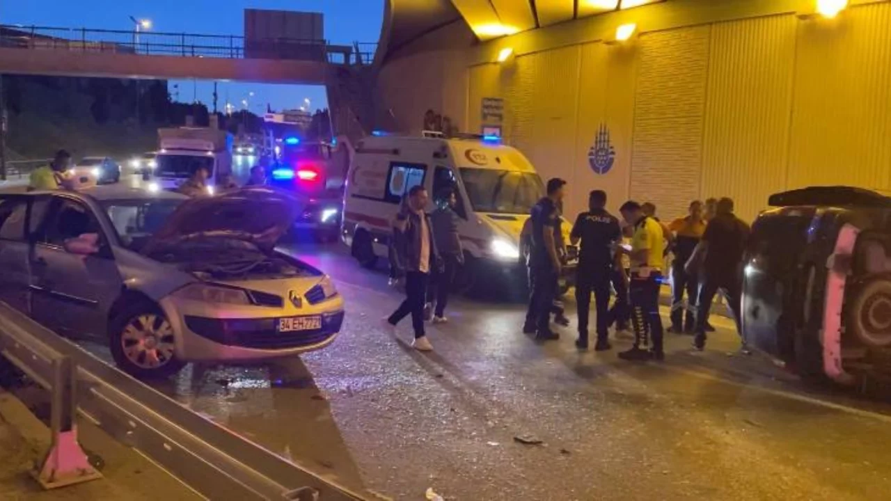 Bakırk&ouml;y'de ticari ara&ccedil; ile otomobil &ccedil;arpıştı! &Ccedil;ok sayıda yaralı var...