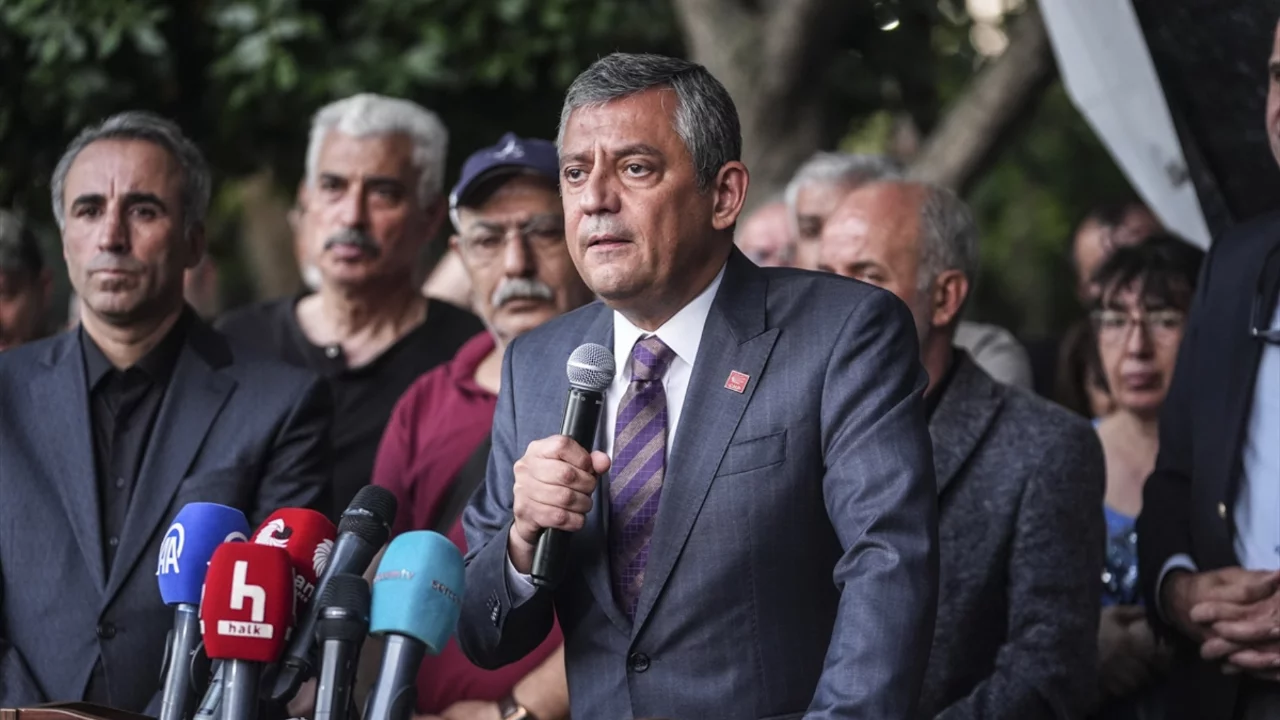 Özgür Özel, İstanbul'da "On Muharrem Orucu Programı"na katıldı
