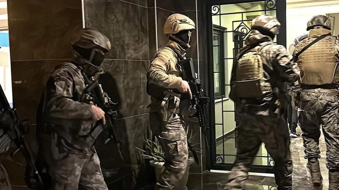 T&uuml;rkiye g&uuml;ne dev bir operasyonla başladı! Y&uuml;zlerce kişi g&ouml;zaltına alındı