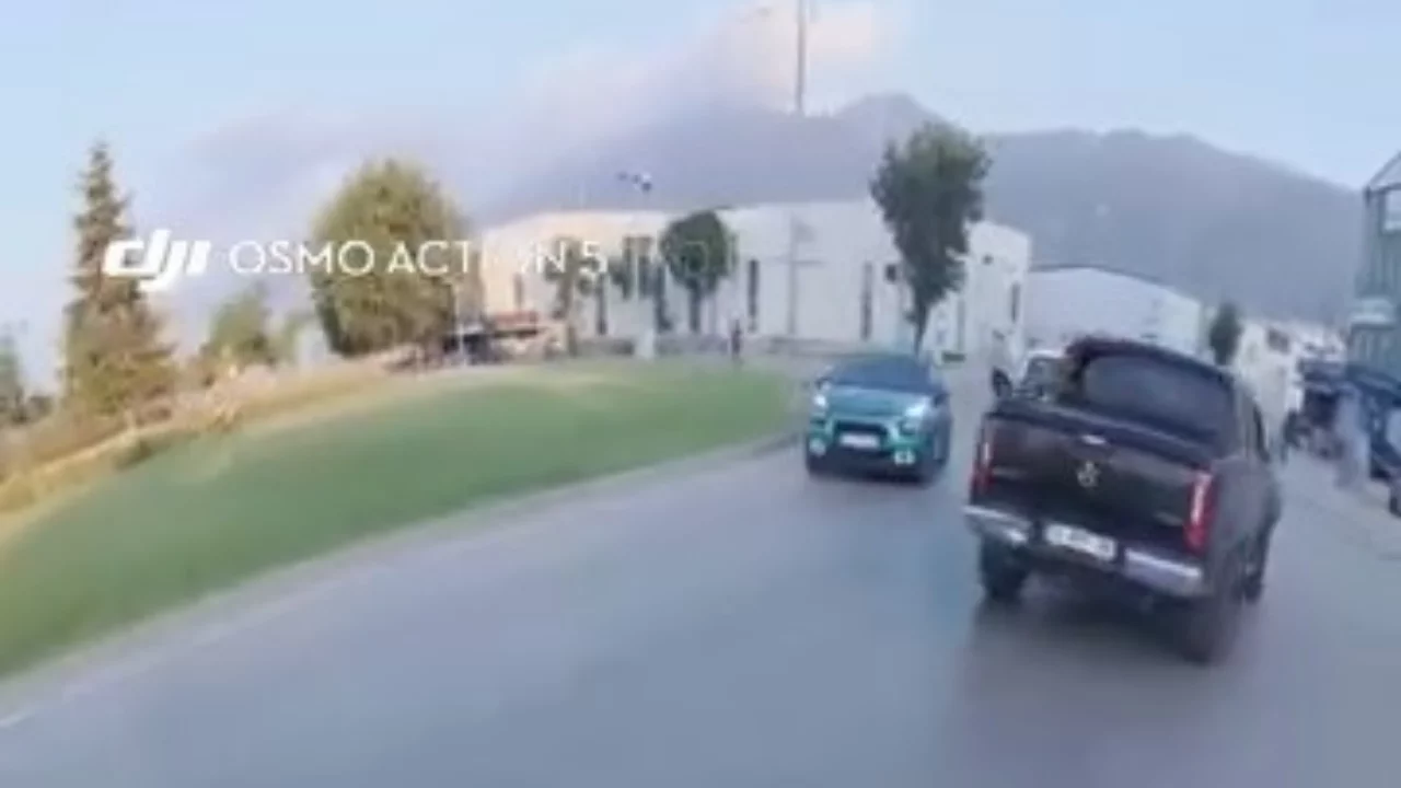 Bursa'da trafikte akılalmaz g&ouml;r&uuml;nt&uuml;! Ters y&ouml;ne giren s&uuml;r&uuml;c&uuml; kamerada...