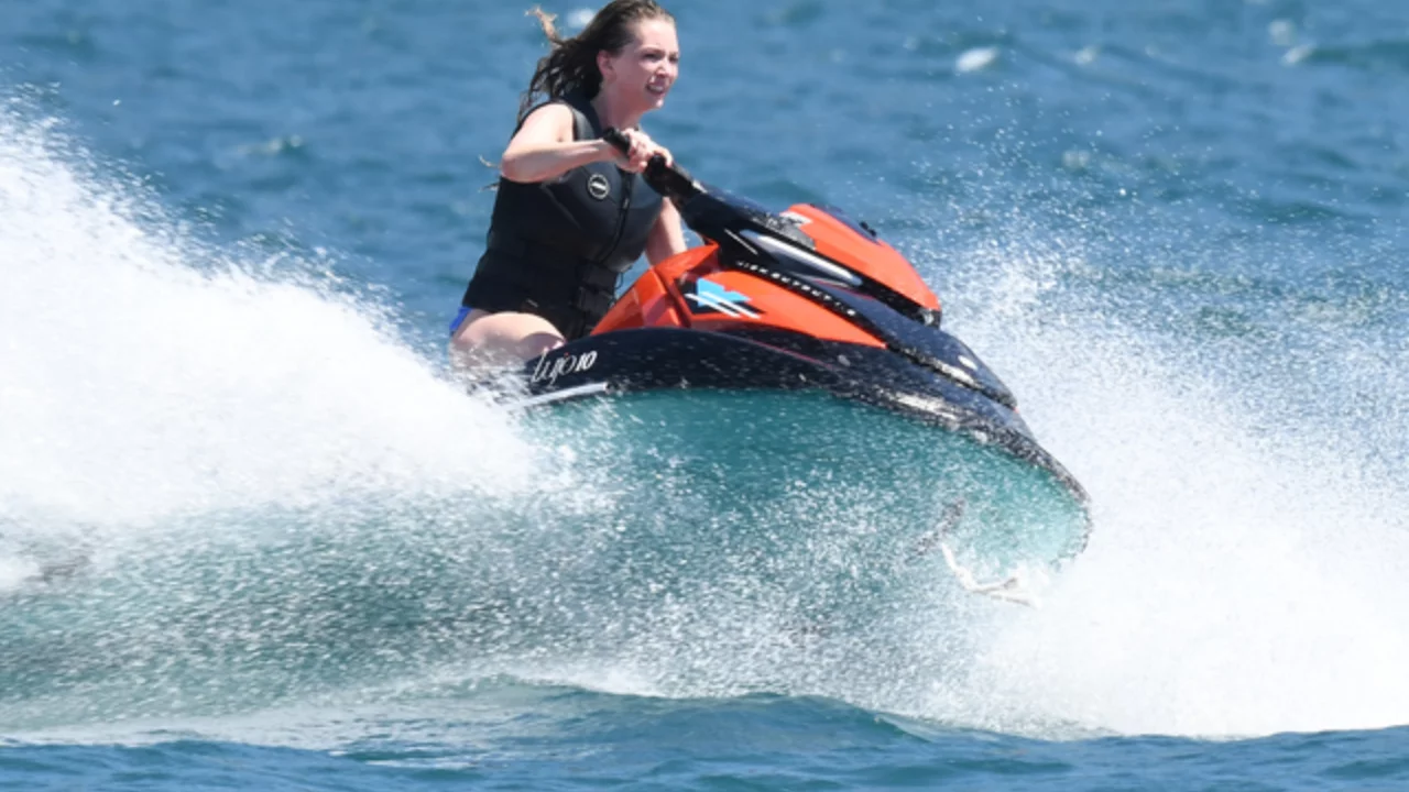 Yasemin Kay Allen'dan Bodrum'da adrenalin dolu tatil! Deniz u&ccedil;ağından Jet-Ski'ye uzanan heyecan