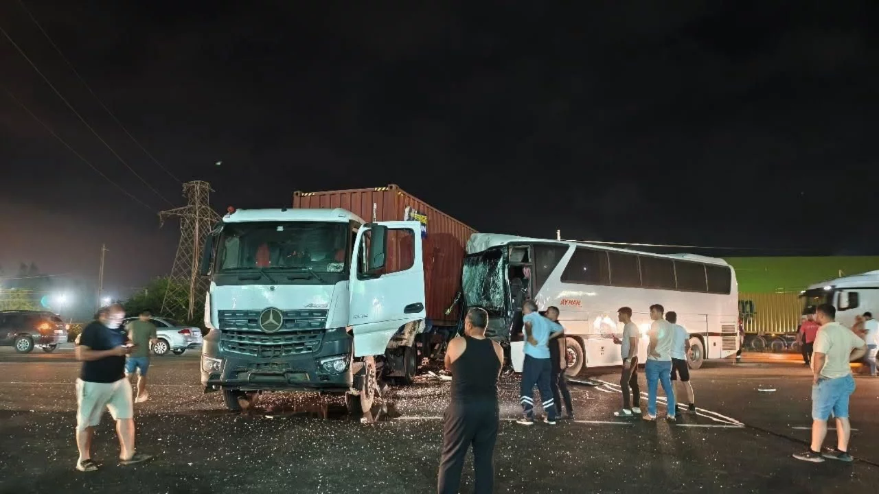 Tır ile iş&ccedil;i servisi &ccedil;arpıştı: 12 yaralı