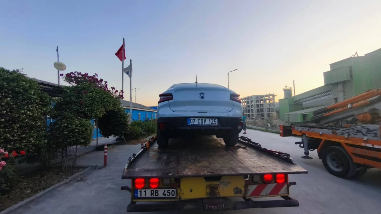 Babasının çalıştığı iş yerine aracı ile zorla girmek istedi
