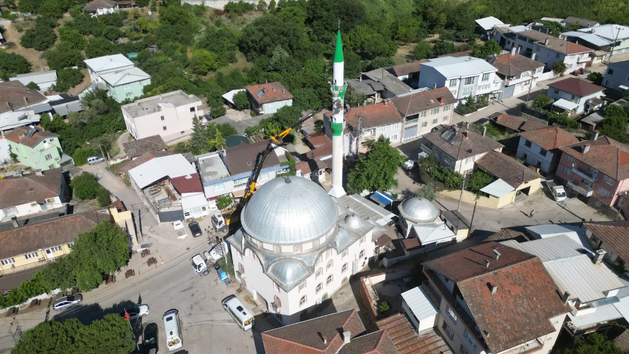 Bursa'da camiler yenileniyor: &Ccedil;ağrışan Camii'nde dış cephe ve minare &ccedil;alışması dikkat &ccedil;ekti