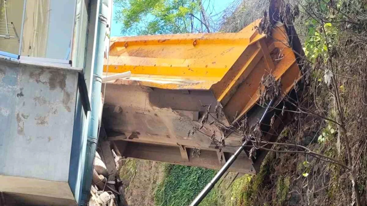 Freni boşalan kamyon apartman ile duvar arasına girdi: 2 daire zarar gördü