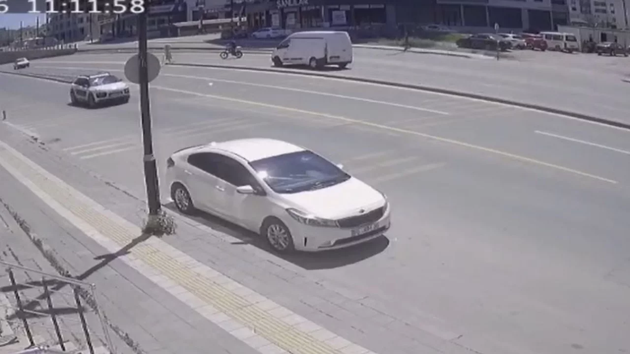 Kamyonetin &ccedil;arptığı elektrikli bisiklet s&uuml;r&uuml;c&uuml;s&uuml; ağır yaralandı