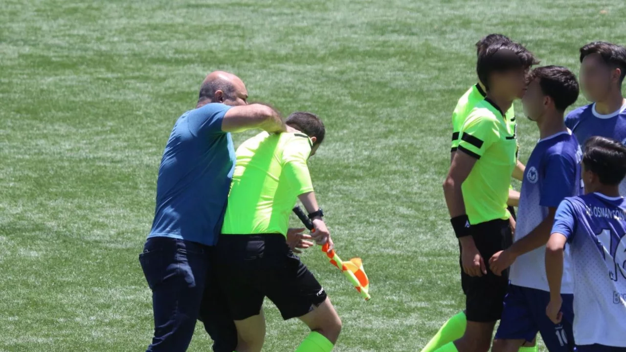 Bursa'daki lise finalinde skandal! Hakemlere saha ortasında saldırı...