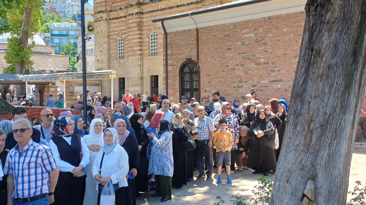 Bursa'da kuyruğun ucu g&ouml;r&uuml;nmedi! Herkes almak i&ccedil;in sıraya girdi...
