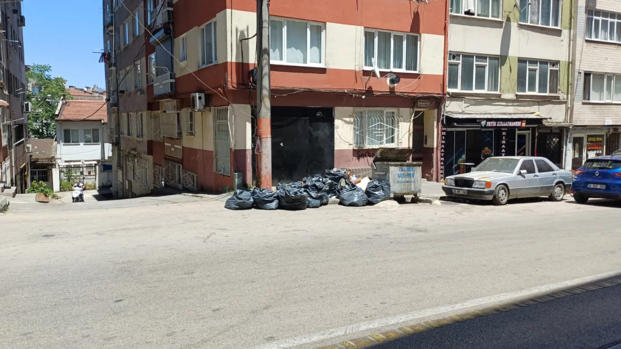 Bursa'da vatandaşlar &ccedil;&ouml;z&uuml;m bekliyor! Hem k&ouml;t&uuml; koku hem de g&ouml;r&uuml;nt&uuml; kirliliği