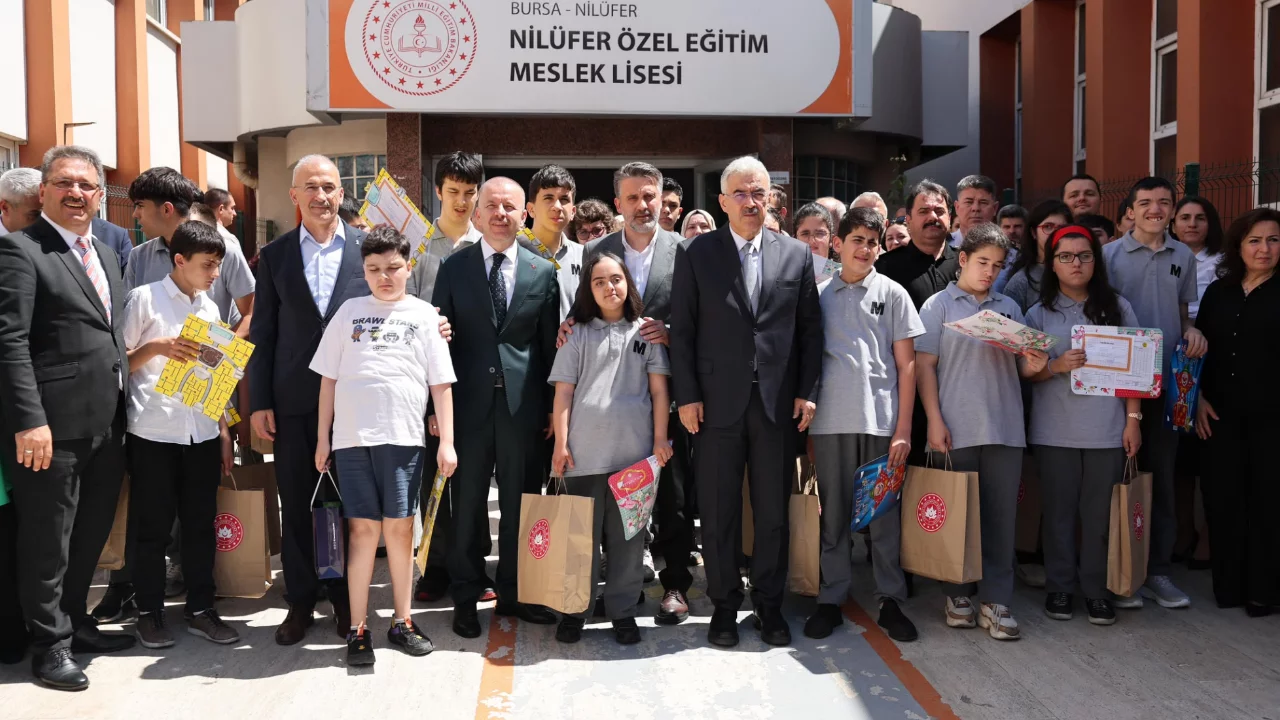 Başkan Vekili Biba, öğrencilerin karne heyecanına ortak oldu 
