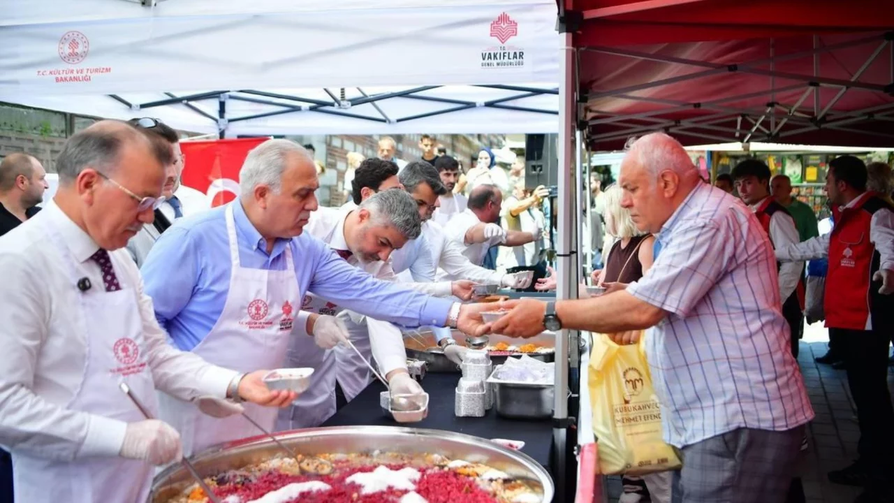 Mısır &Ccedil;arşısı'nda vatandaşlara aşure ikram edildi