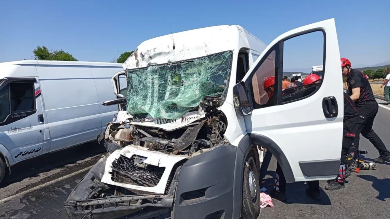 Feci kaza! Ticari araç kamyona saplandı!