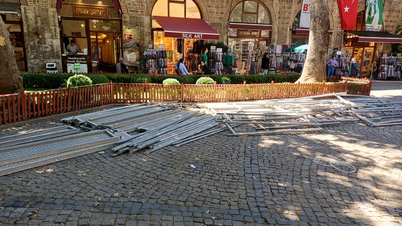 Bursa'nın meşhur hanında hareketli dakikalar! Demirler konuldu, şerit &ccedil;ekildi, tansiyon y&uuml;kseldi