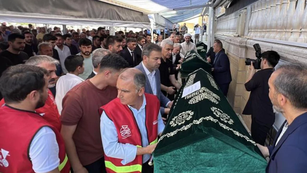 3 kardeşe acı veda! Cenazede tüm şehir yasa boğuldu