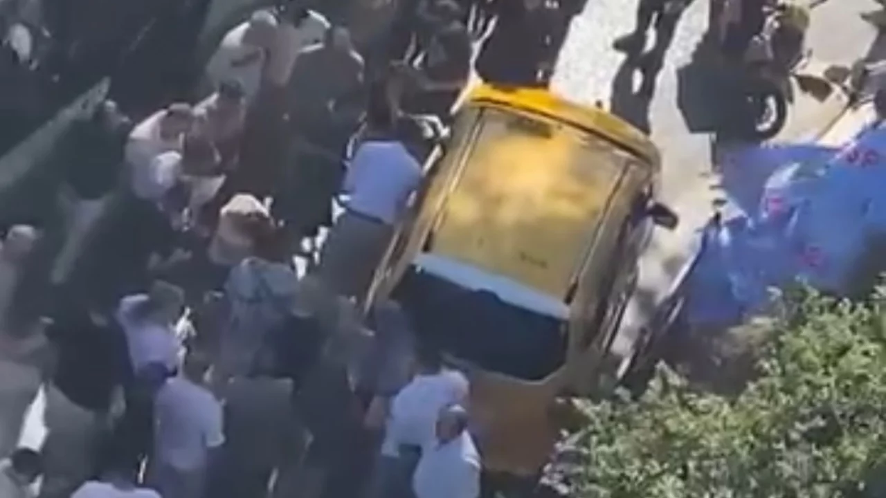 Bursa'da korkun&ccedil; kaza! Altında kaldığını g&ouml;ren koştu, arabayı havaya kaldırdılar