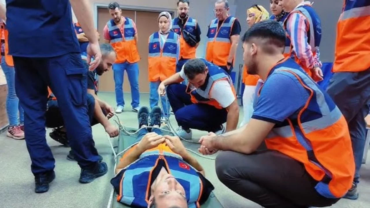 Bursa'da AFAD'dan dev organizasyon: 538 g&ouml;n&uuml;ll&uuml;ye arma takıldı