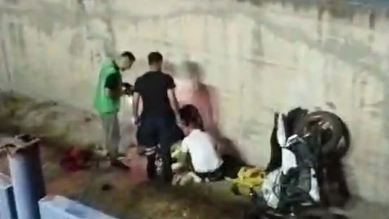 Eğitim s&uuml;r&uuml;ş&uuml;nde motosikletiyle dereye u&ccedil;tu! Kurtarılamadı...