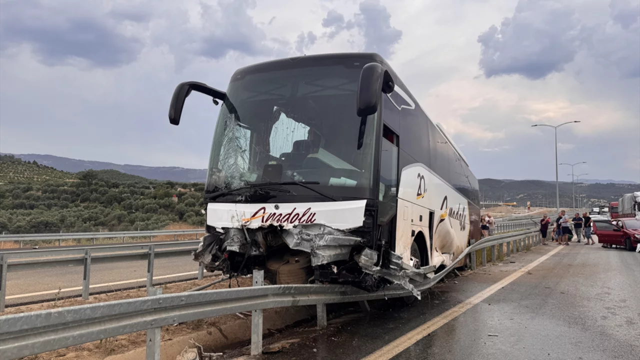 Aydın-Denizli Otoyolu'nda korkutan &ccedil;arpışma: Yolcu otob&uuml;s&uuml; ref&uuml;je girdi, 9 kişi yaralandı
