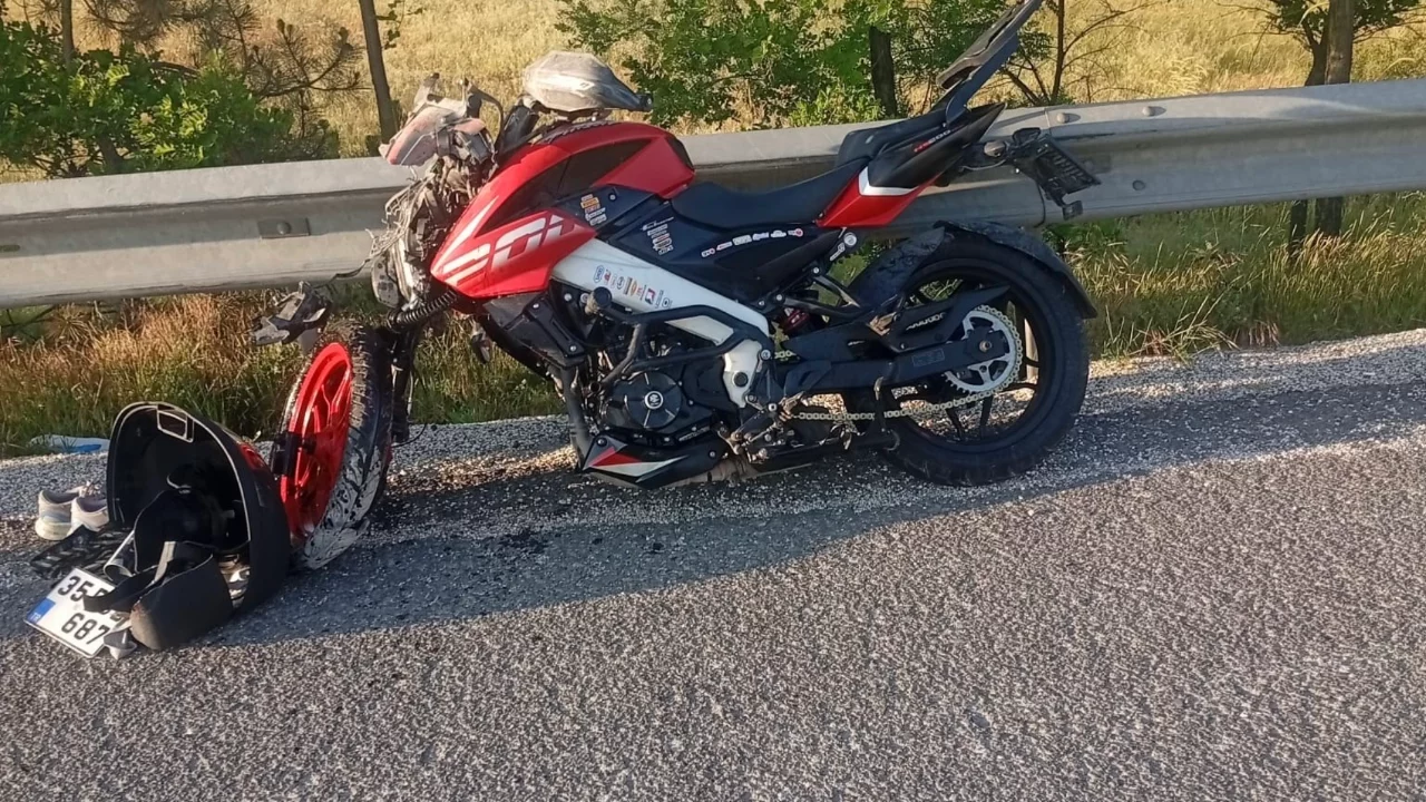  Uşak'ta motosiklet kamyona arkadan çarptı: 1 kişi hayatını kaybetti... 