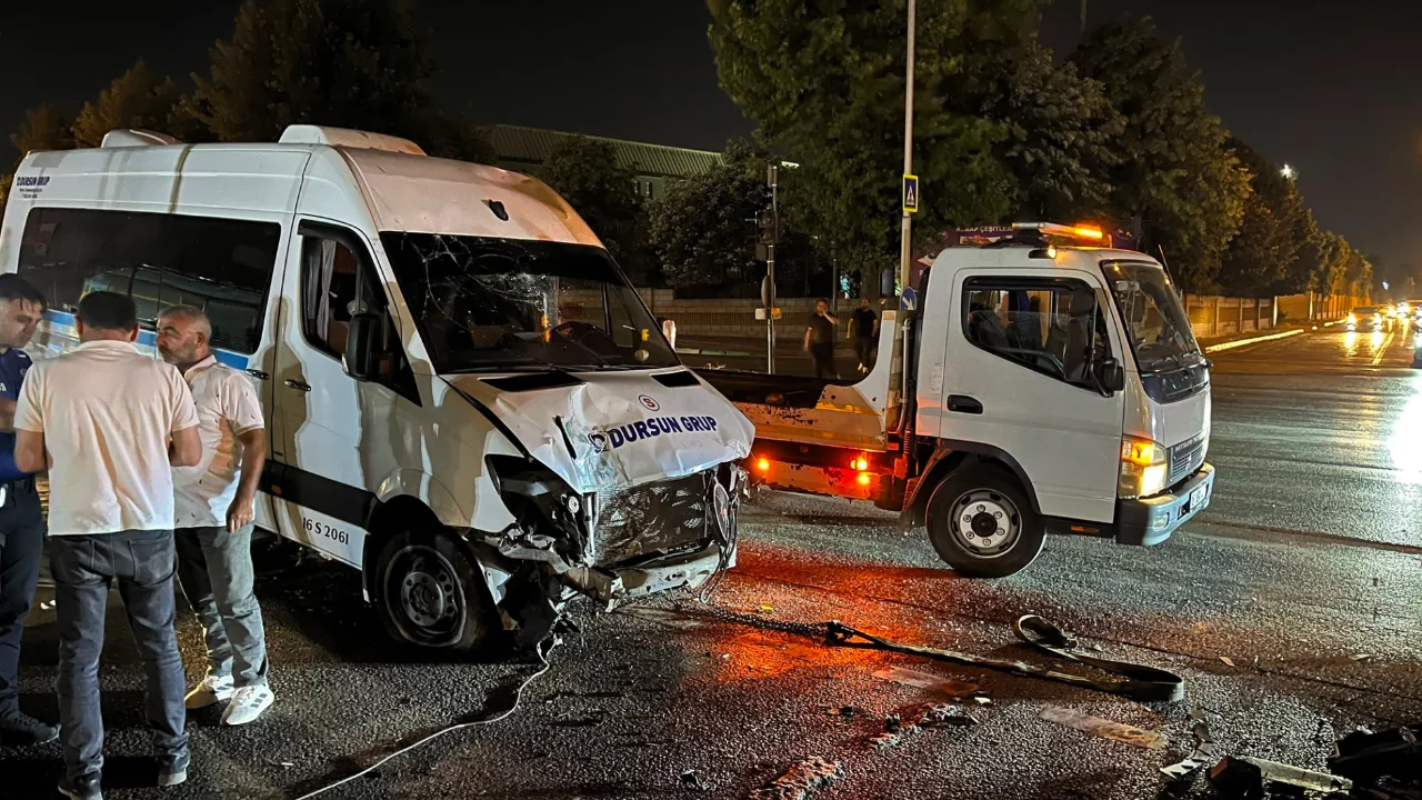 Bursa'da servis aracı refüje çıktı! 1 yaralı var...