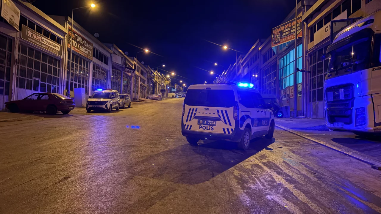 İş yerinde bı&ccedil;aklı kavga: 2 yaralı, ş&uuml;pheliler ka&ccedil;tı