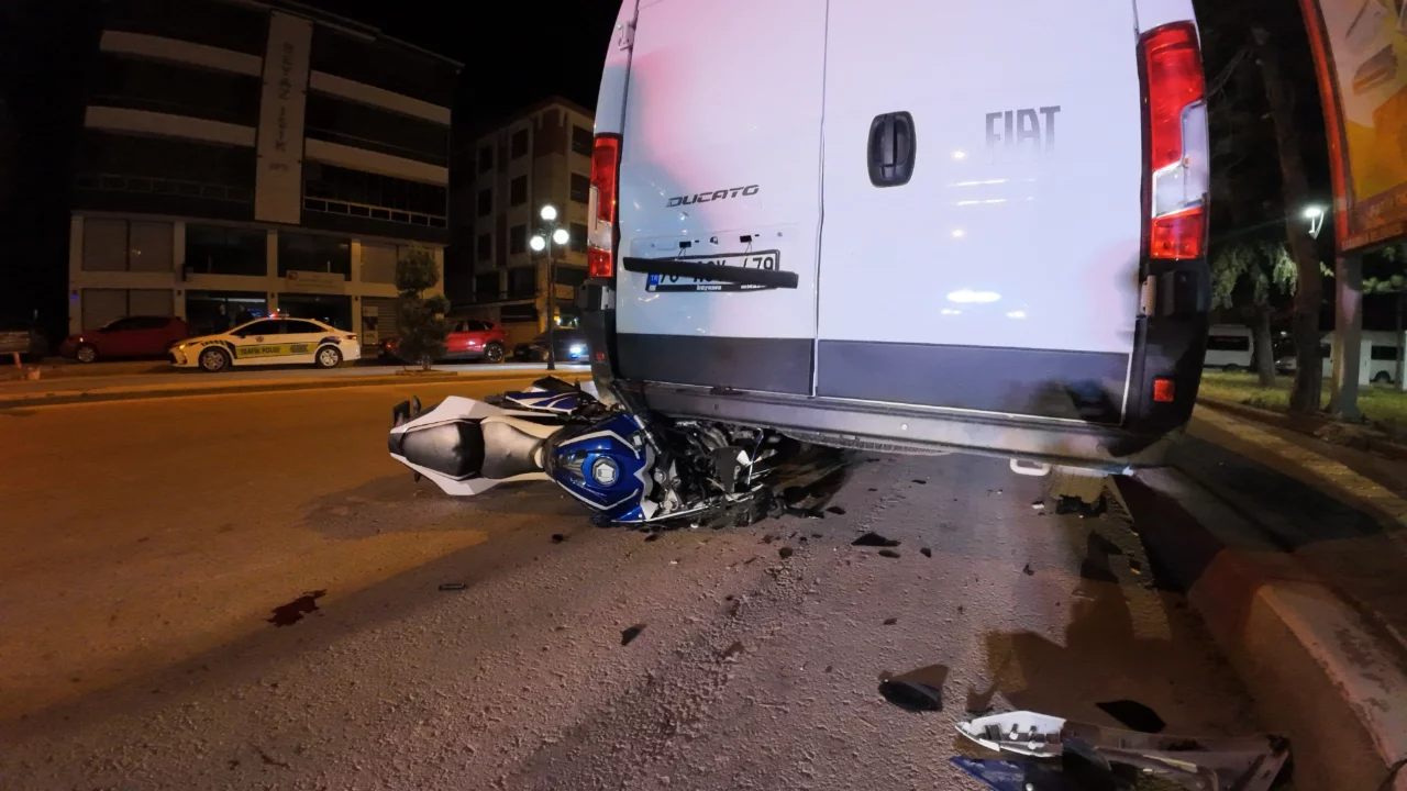 Motosiklet s&uuml;r&uuml;c&uuml;s&uuml;n&uuml;n &ouml;l&uuml;mden d&ouml;nd&uuml;ğ&uuml; kaza kamerada