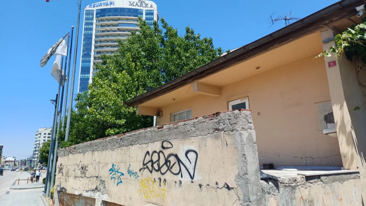 Bursa'da AVM'nin g&ouml;lgesinde kalan yapı!