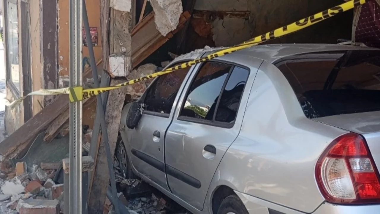 Bursa'da park halindeki otomobil kabusu yaşattı! Freni boşalınca evin duvarına &ccedil;arptı