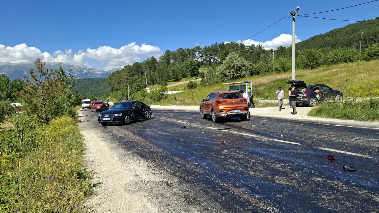 Bursa Keles'te iki otomobil kafa kafaya çarpıştı!