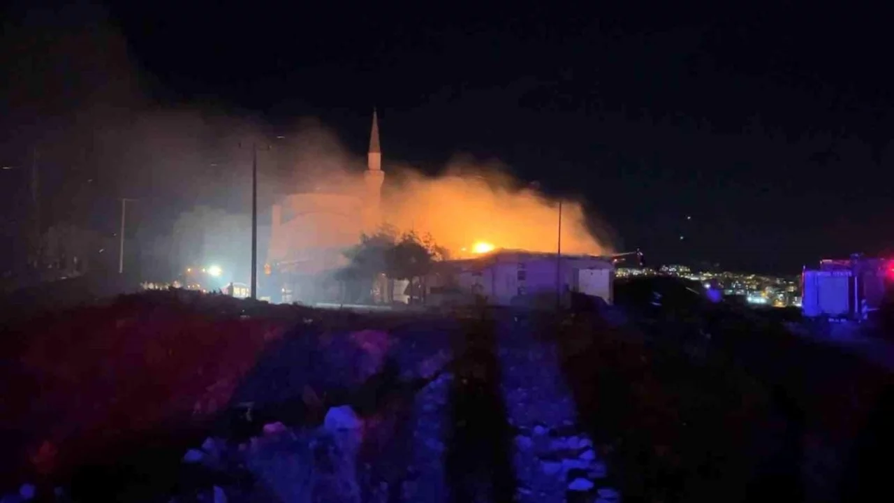 R&uuml;zgarın b&uuml;y&uuml;tt&uuml;ğ&uuml; iş yeri yangınında 3 iş yeri hasar g&ouml;rd&uuml;, 1 yaralı