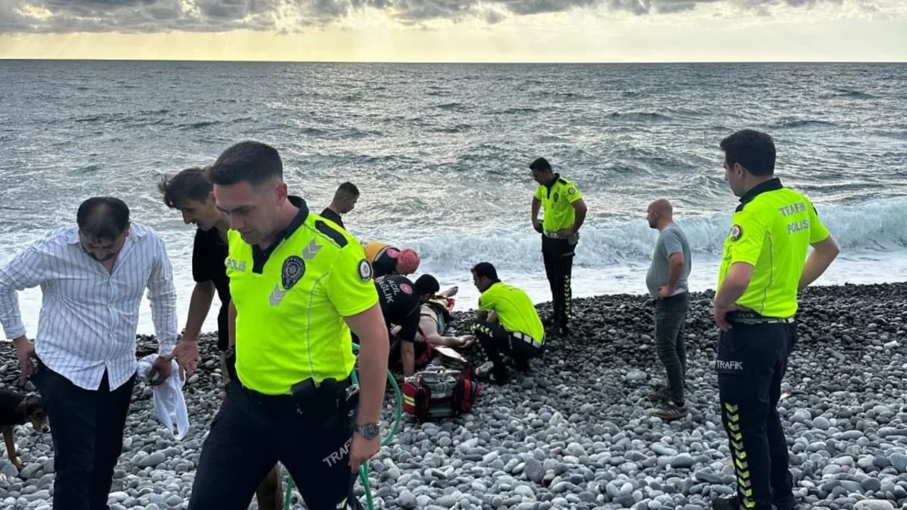 Denizde boğulma tehlikesi ge&ccedil;iren asteğmen trafik polisleri tarafından kurtarıldı