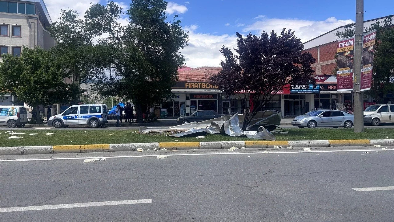 Fırtına hayatı fel&ccedil; etti! &Ccedil;atılar u&ccedil;tu, ağa&ccedil;lar devrildi