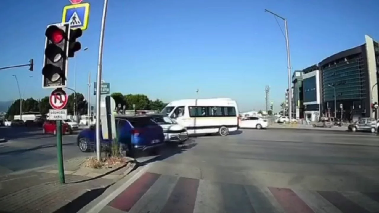 Bursa'da kırmızı ışık ihlali kazaya dönüştü