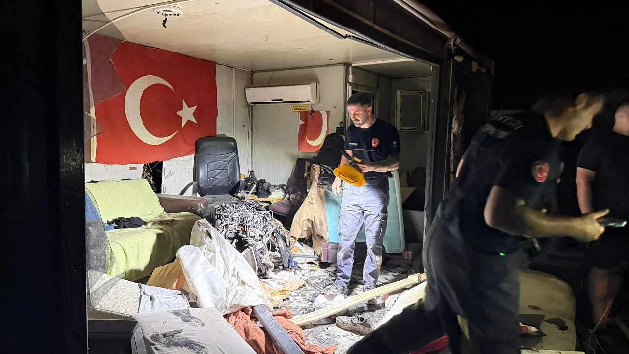 Direğe çarpan otomobilde motor kopup barakaya girdi, sürücü hayatını kaybetti