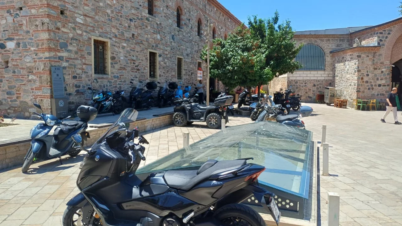 Bursa'da akılalmaz g&ouml;r&uuml;nt&uuml;! Binlerce yıllık t&uuml;m&uuml;l&uuml;s motor parkına &ccedil;evrildi