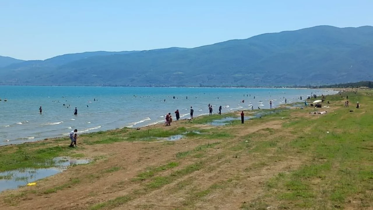 Sıcaktan bunalanlar İznik G&ouml;l&uuml;'ne akın ediyor! Suyun i&ccedil;inde tehlikeli oyun...