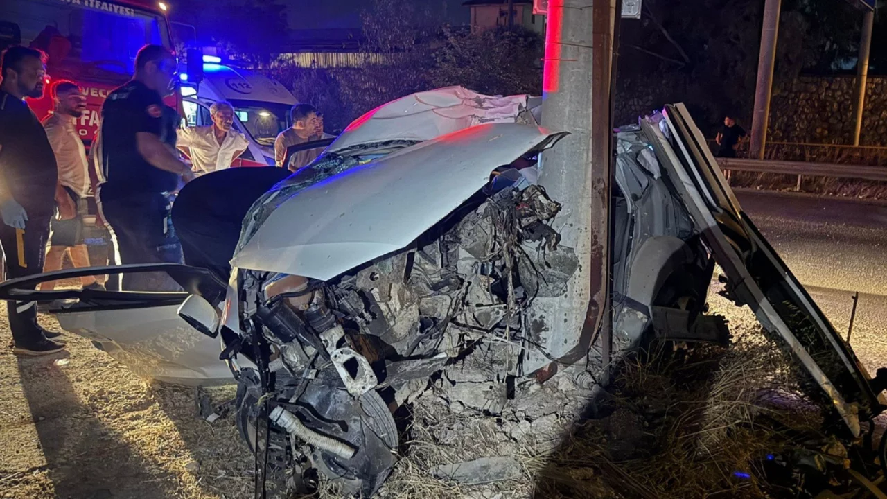 Antalya Serik'te feci kaza: Aydınlatma direğine &ccedil;arpan s&uuml;r&uuml;c&uuml;s&uuml; hayatını kaybetti