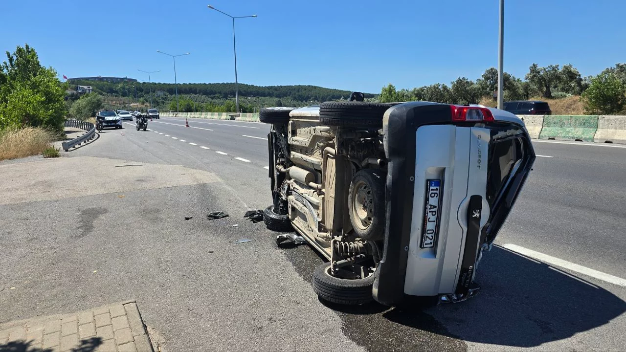 Bursa'da y&uuml;rekleri ağza getiren kaza! Bariyerlere &ccedil;arparak takla attı