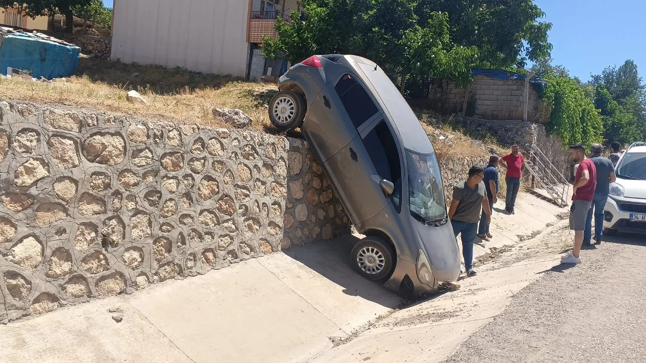 El freni çekilmeyen otomobil istinat duvarından uçtu