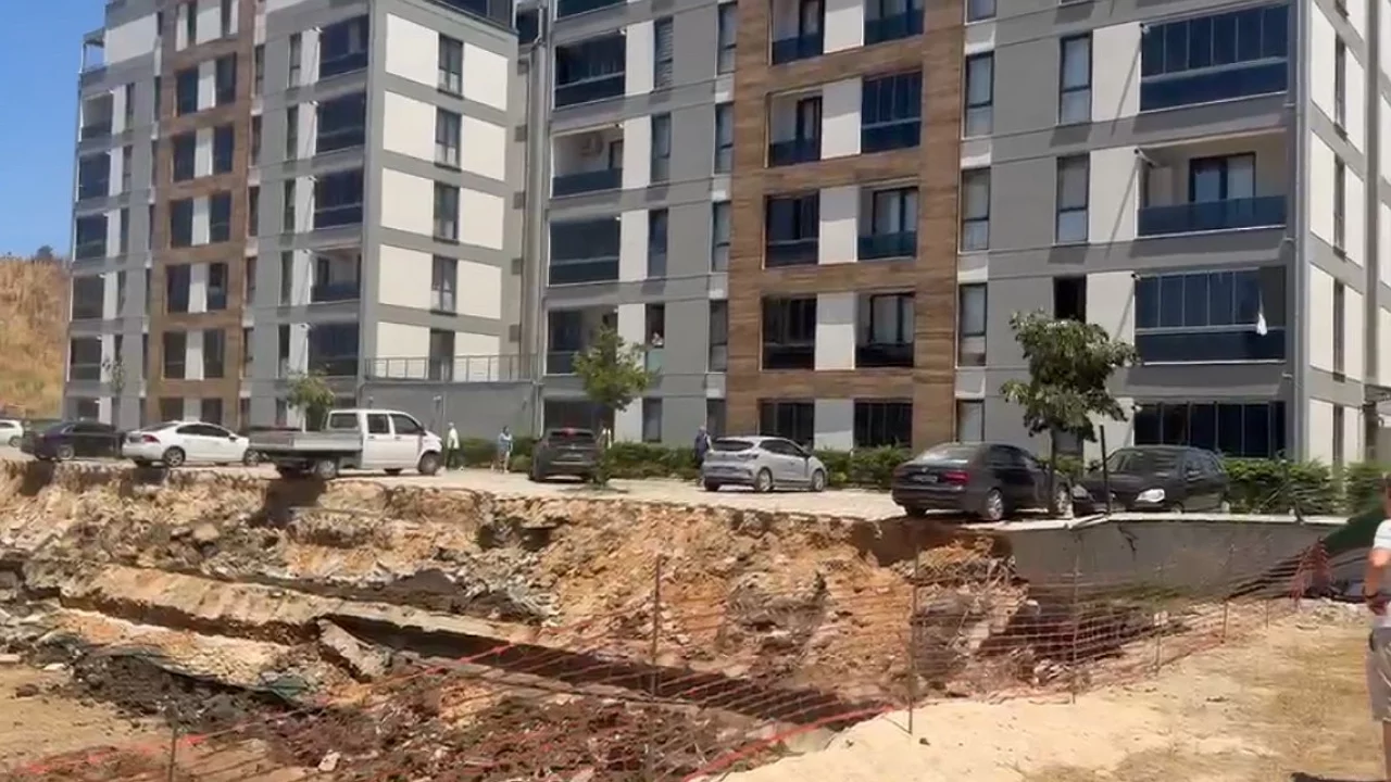Bursa'da b&uuml;y&uuml;k panik! Duvar &ccedil;&ouml;kt&uuml;, site sakinleri zamanla yarıştı