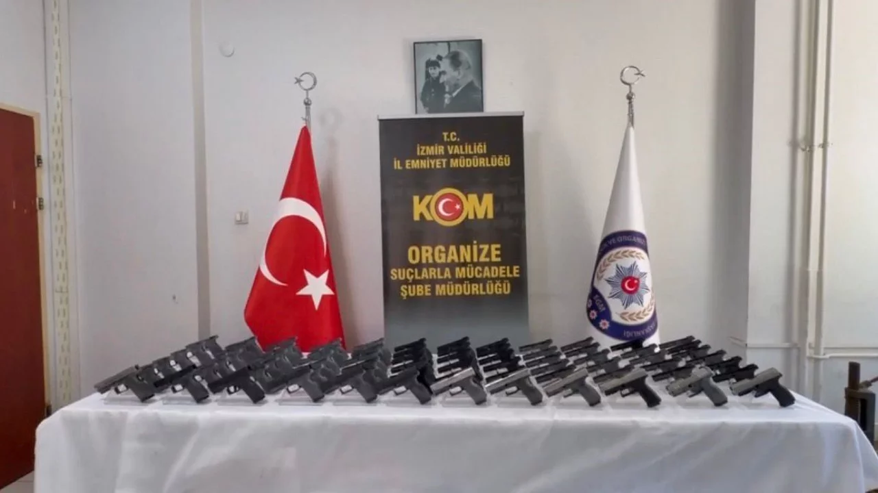 22 adrese şafak operasyonu: Silah ve uyuşturucu cephaneliği ele ge&ccedil;irildi