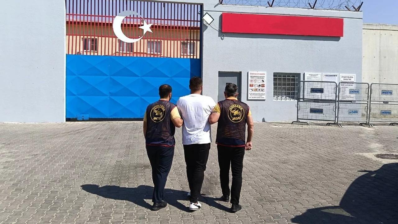 7 su&ccedil; kaydı bulunan ve 11 yıl 10 ay cezası olan firari yakalandı