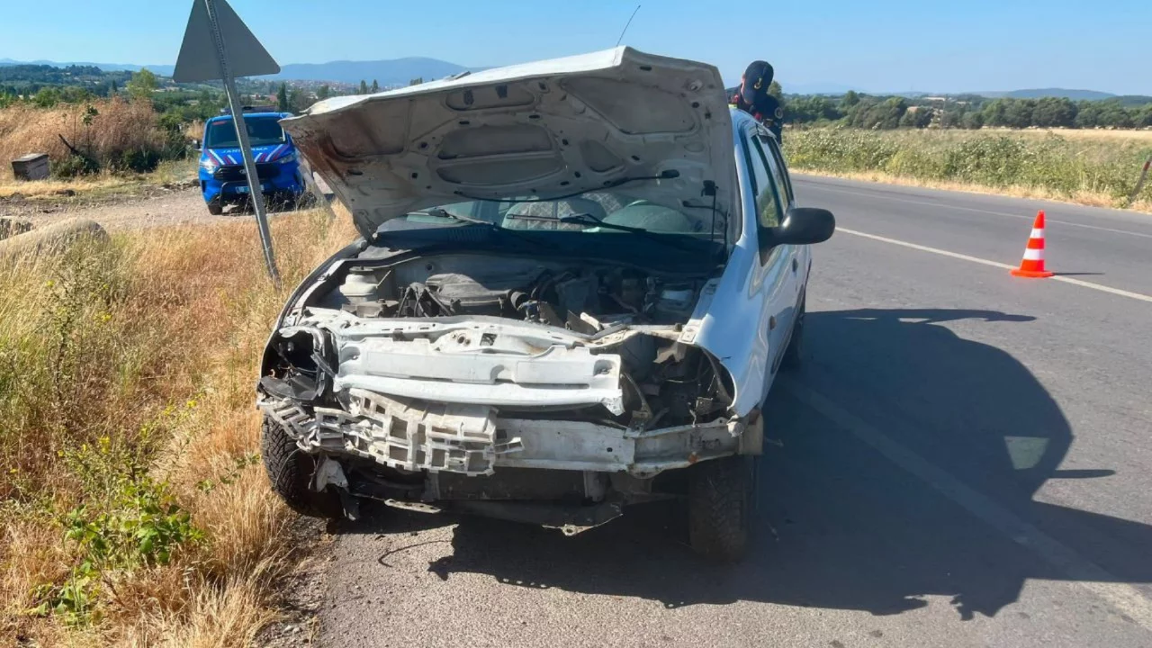 Balıkesir'de iki otomobil &ccedil;arpıştı: 7 yaralı