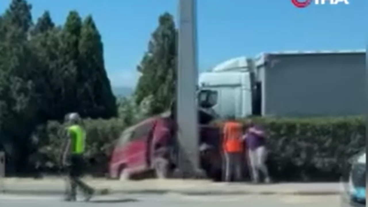 Panelvan ara&ccedil; y&ouml;n tabelasına &ccedil;arptı! &Ouml;l&uuml; ve yaralı var...