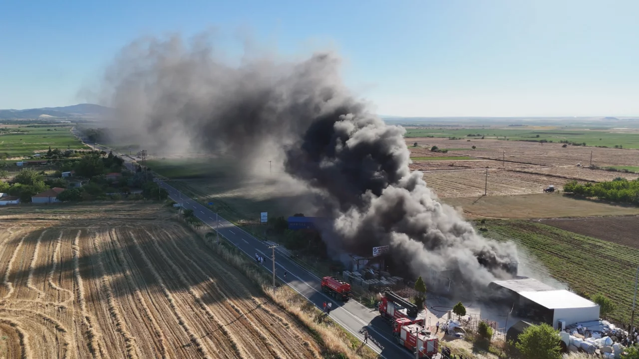 Edirne'de inşaat malzemesi deposundan alevler y&uuml;kseldi